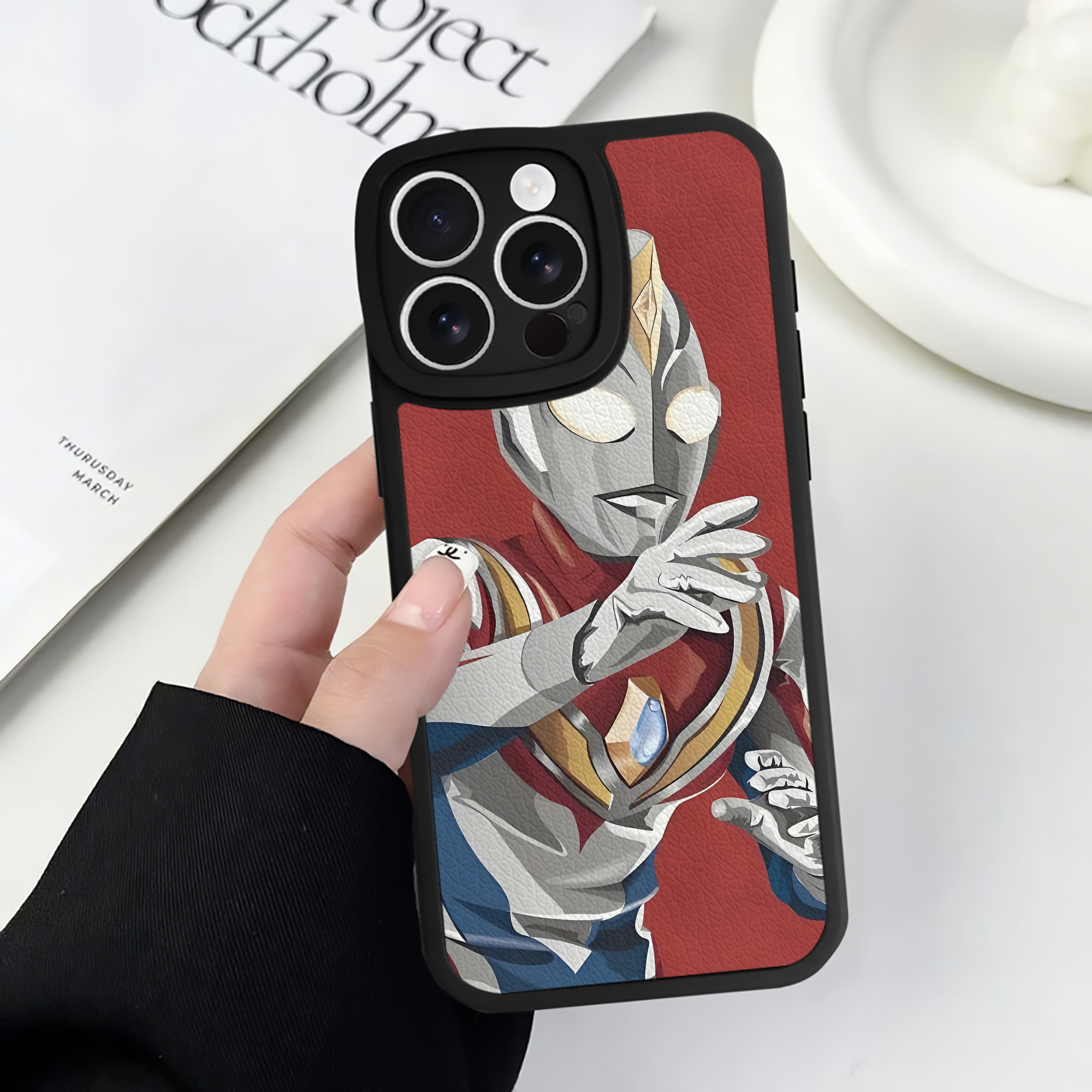 （画像用） ウルトラマン Ultraman 【iPhone 16シリーズ対応】シリコンスマホケース（レザー調） 材質：シリコン